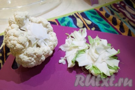 Вымойте капусту и избавьтесь от листвы.