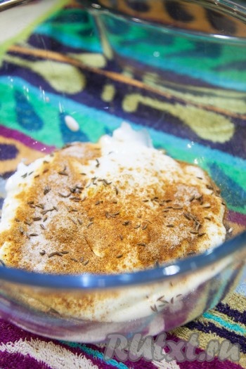 Подготовьте соус-маринад для цветной капусты. Добавьте в йогурт все сухие специи и сок цитрусовых.
