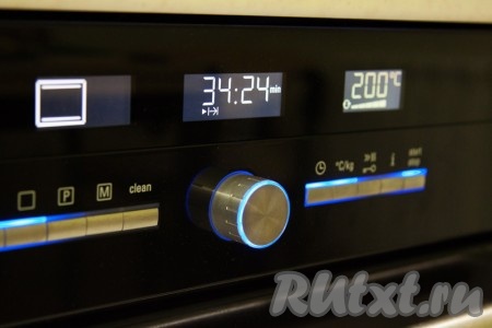 Поместите цветную капусту в жаропрочную форму, предварительно смазанную растительным маслом. Запекайте в разогретой духовке при температуре 200 градусов в течение 35 минут.
