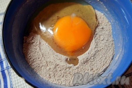 Добавить в тесто яйцо. Перемешать.