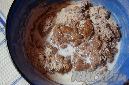 К полученной смеси добавить молоко, перемешать.