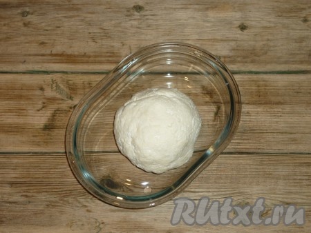 Соединить протёртый через сито творог, яйцо, соль, сахар, ванильный сахар, перемешать и всыпать муку.&nbsp;
