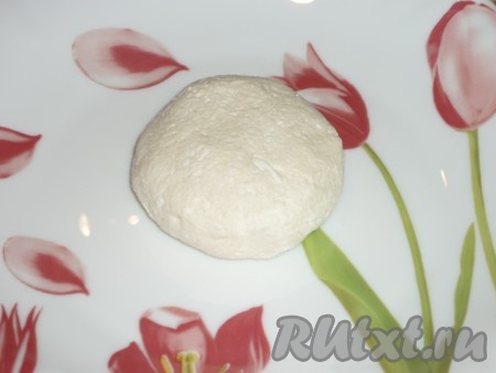 Соединить края лепешки, придать форму сырника.&nbsp;
