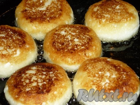 Жарить до золотистого цвета, примерно по 2-3 минуты с каждой стороны.&nbsp;
