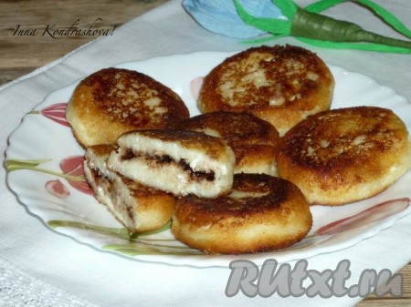 Очень вкусные сырники с шоколадной начинкой хороши как в тёплом, так и в охлаждённом виде. Их можно, приготовив с вечера, подать на завтрак.&nbsp;
