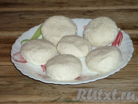 Слегка обвалять сырники с шоколадной начинкой в муке.&nbsp;
