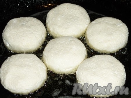 На сковороде разогреть растительное масло и на среднем огне начать жарить сырники.&nbsp;
