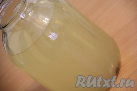 Добавить в банку с мятной водой изюм и дрожжи. Хорошо перемешать. Банку накрыть марлей и поставить в тёплое место на сутки. Я оставляю квас прямо на кухонном столе.
