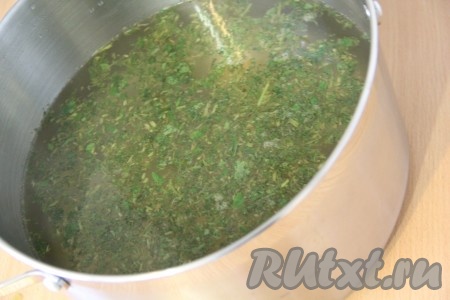 Снять кастрюлю с огня. Выложить измельченную мяту в горячую воду и хорошо перемешать. Накрыть кастрюлю крышкой и оставить до полного остывания на 6-8 часов.&nbsp;
