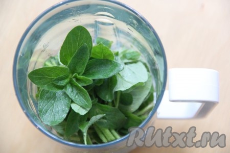 Мяту поместить в чашу блендера.