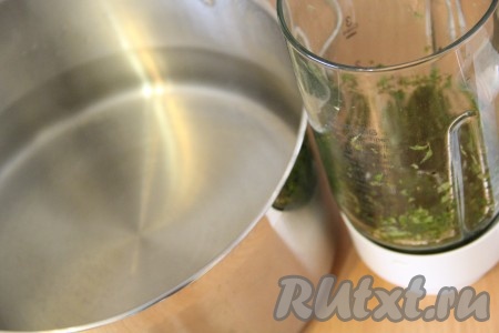 Воду влить в кастрюлю, добавить в воду сахар и лимонную кислоту. Поставить кастрюльку на огонь и довести воду с сахаром до кипения.
