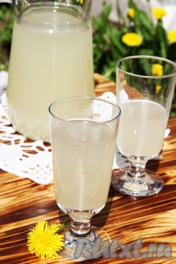 Чем дольше стоит квас с мятой в холодильнике, тем крепче и резче он становится. Вот такой красивый и очень ароматный квас получился у меня.
