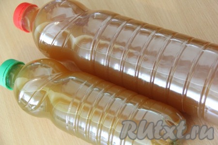 Разлить квас по бутылкам и закрыть крышками. Поставить бутылки с квасом в холодильник на сутки.