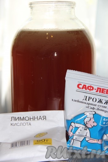 Затем добавить в банку кофе и снова тщательно перемешать. Сахар и кофе должны полностью раствориться.