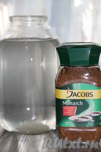 Добавить сахар и хорошо перемешать.