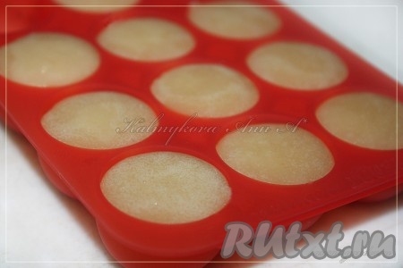 Сахарная масса быстро застывает, поэтому нужно заранее приготовить силиконовые формы для конфет. Быстро разлить массу по формочкам и оставить застывать при комнатной температуре.
