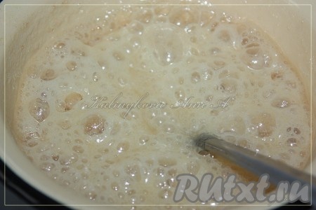 Затем добавить ванилин, уменьшить огонь до минимума и готовить до золотистого цвета и слегка карамельного состояния.
