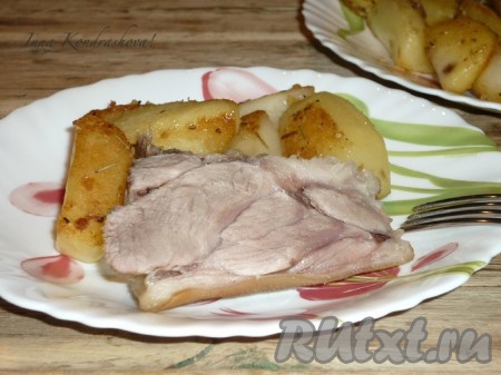 Переложить на тарелку и можно подавать на стол. Свиная рулька, запеченная в духовке, получается изумительно вкусной, а картошечка станет прекрасным гарниром. Попробуйте!
