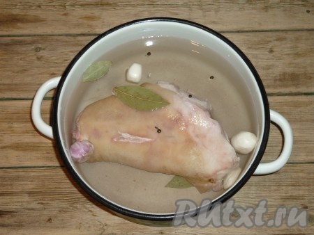 Залить холодной водой так, чтобы вода полностью покрывала мясо.&nbsp;После закипания посолить и варить на медленном огне около 1,5-2 часов.&nbsp;
