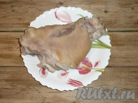 Рульку достать из бульона, натереть пропущенным через пресс чесноком.&nbsp;
