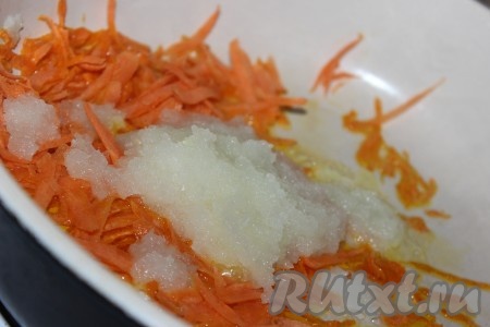 Глубокую сковороду поставить на огонь, разогреть растительное масло, затем выложить морковь, обжаривать на среднем огне примерно 5-7 минут (до мягкости морковки), иногда помешивая. Затем добавить лук, натёртый на мелкой тёрке (или мелко нарезанный), и хорошо перемешать. Жарить овощи ещё 2-3 минуты, не забывая помешивать.