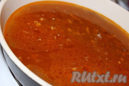 После этого влить воду комнатной температуры. Накрыть сковороду крышкой, дать воде закипеть и, уменьшив огонь до минимума, готовить гречку с фаршем и томатной пастой минут 20-25 (до испарения жидкости и мягкости гречки).