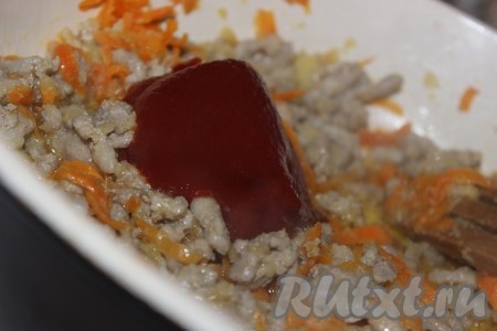 Затем добавить томатную пасту, соль, специи, тщательно перемешать.