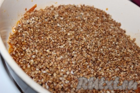 Далее в сковороду к фаршу и овощам добавить гречневую крупу, перемешать.
