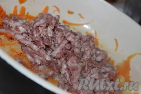 Далее добавить в сковороду фарш и обжарить его в течение 5-7 минут (до изменения цвеа мяса), постоянно разбивая комочки мяса.