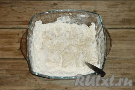 Влить тёплую воду (температуры воды должна быть не выше 38-40 градусов), перемешать столовой ложкой.&nbsp;