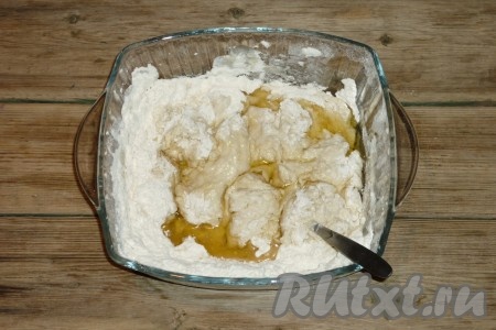 Влить растительное масло, вначале перемешать столовой ложкой, а затем тщательно вымесить тесто руками.