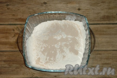 Для замешивания постного теста для пиццы нужно в миске смешать просеянную муку с солью, сахаром и дрожжами.&nbsp;