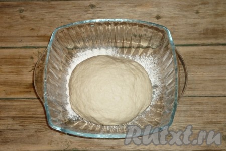 Тесто для пиццы, замешанное&nbsp;на воде и дрожжах без яиц, должно получиться мягким, не липнущим к рукам. Выложить тесто в миску, накрыть полотенцем и поставить в тёплое место на 40 минут.&nbsp;