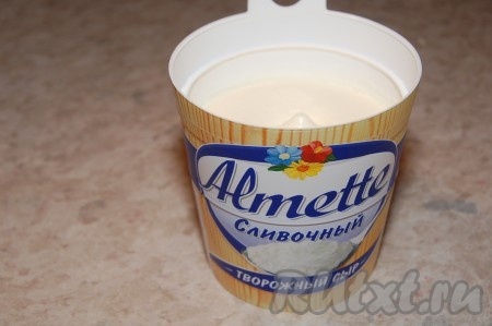 Пока тесто "отдыхает", готовим начинку для булочек. Возьмем сливочный сыр.