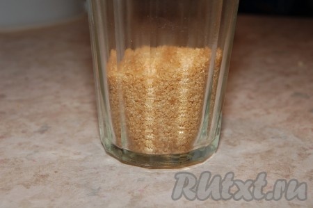 Приготовим коричневый сахар.