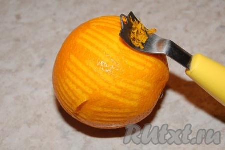 Натрем апельсиновую цедру.