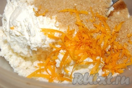 Смешаем творожный сливочный сыр, коричневый сахар и цедру.