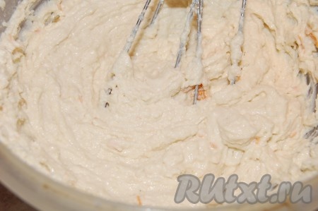 Чтобы начинка получилась более однородной и нежной, лучше сыр, сахар и цедру смешать электрическим миксером.