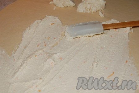 Аккуратно, лопаточкой распределим начинку по всей поверхности теста.
