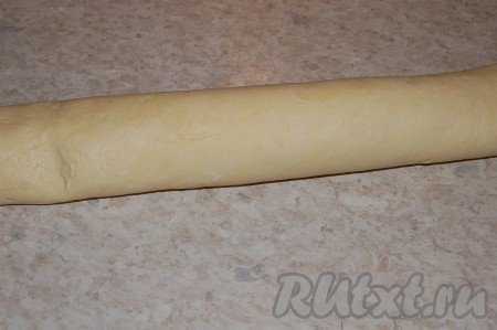Свернем пласт теста рулетом, в длину.