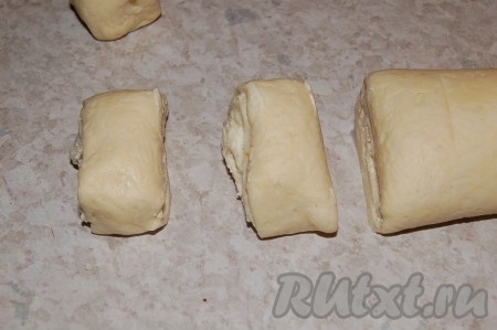 Теперь разрежем рулет на отдельные булочки, шириной  2 см.