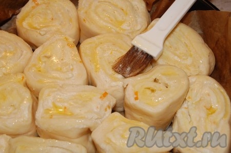 Поверхность булочек смазываем растопленным сливочным маслом и отправляем в заранее нагретую до 180 градусов духовку, минут на 20-30.