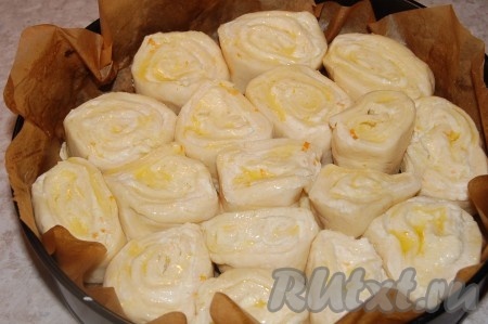 Уложим булочки из французского теста в форму. Достаточно плотно, чтобы булочки соприкасались друг с другом.