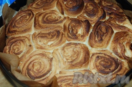 Достаем из духовки булочки из французского теста.