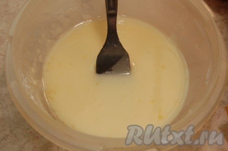 Взбиваем глазурь вилкой до такой густоты, чтобы ею можно было смазывать булочки.