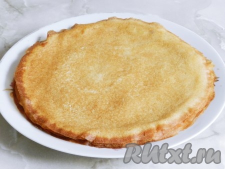 Приготовить тонкие блины по своему любимому рецепту. Я приготовила блины на молоке (но не использовала ванильный сахар, как в оригинальном рецепте), диаметр сковороды 20 см.