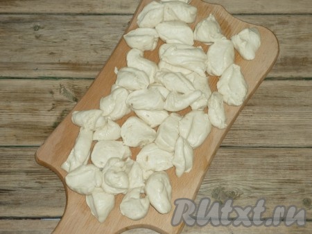 Подошедшее тесто обмять и нарезать на кубики среднего размера. 
