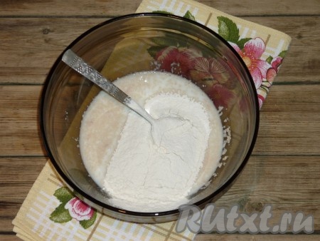 Добавить в тёплое молоко одну столовую сахара, дрожжи и пару ложек муки, перемешать, накрыть полотенцем и оставить на 10-15 минут в тёплом месте (до появления пышной шапочки).&nbsp;
