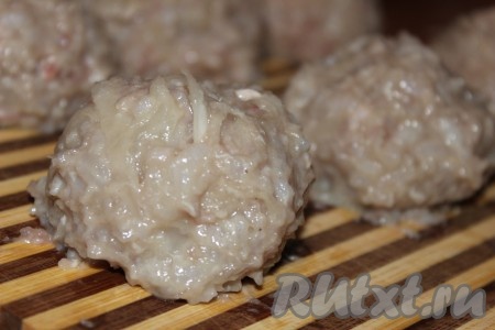 Из полученной массы сформировать шарики средних размеров - ленивые голубцы.