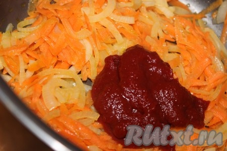 В чашу мультиварки влить немного растительного масла, поместить туда нарезанный репчатый лук и натёртую морковь. Выставить мультиварку на режим "Жарка" на 15 минут. Обжаривать овощи, периодически помешивая. Через 5-7 минут с начала режима "Жарка" к луку и моркови добавить томатную пасту, тщательно перемешать и продолжать готовить на том же режиме до звукового сигнала, периодически помешивая.